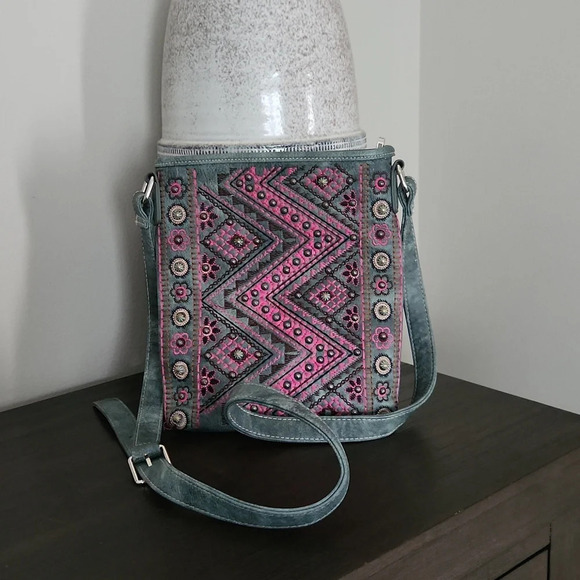 - P&G Tribal Print Crossbody Bag - Picture 2 of 10